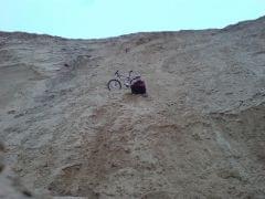 Ja, mój rower i wielgachna góra piachu :)