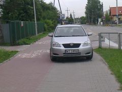 Kadetów, nielegalne parkowanie na ciągu pieszo-rowerowym