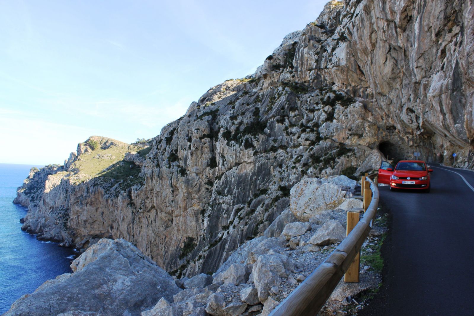 Tunel wykuty w skale w drodze na Cap de Formentor