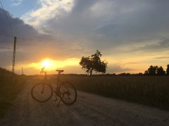 Zachód słońca z rowerem na pierwszym planie